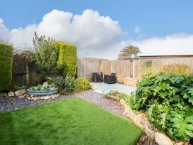 A garden with plants and seating area at The Cottage Marian-Glas