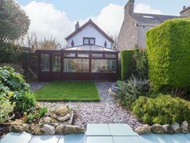 A garden with gravel pathway and greenery at The Cottage Marian-Glas