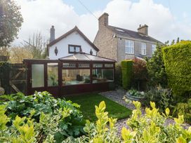 A conservatory and garden area at The Cottage in Marian-Glas
