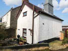 An exterior view of a cottage featuring flower pots at The Cottage Marian-Glas