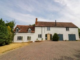 An exterior view of a house with a driveway at Lower Tundridge Cottage Suckley near Malvern