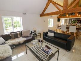 A living room with sofas and a coffee table at Lower Tundridge Cottage Suckley near Malvern