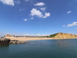 A beach with cliffs and buildings at Brookfield Lodge Drimpton
