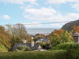 A view of the sea and surrounding houses at 2 Argoed Llanbedrog