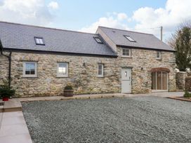 A stone cottage with a gravel yard at Storws Tanrallt 