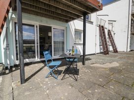 An outdoor area with a table and chairs at Lan y Mor in Porthmadog