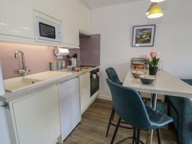 A kitchen with a sink and stove at Lan y Mor in Porthmadog