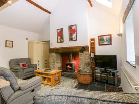 A living room with a fireplace and seating area at Beudy Mawr in Y Felinheli