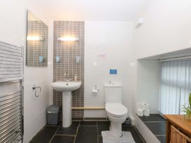 A bathroom with sink and toilet at Beudy Mawr Y Felinheli