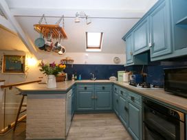 A kitchen with cabinets and appliances at Hafod in Y Felinheli