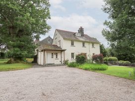 A house with a gravel driveway at Little Ellers Portinscale near Keswick