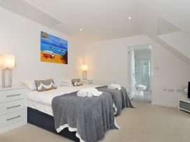 A bedroom with two beds and lamps at The View in Newquay