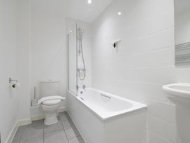 A bathroom with a bathtub, toilet, and sink at The View in Newquay