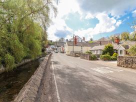 A street with houses and a stream at Riverlea in Dyserth