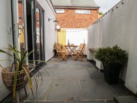 An outdoor space with a table and chairs at Harriet's Cottage in Briggswath