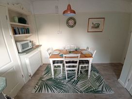 A dining room with a table and chairs at Dubrovnik