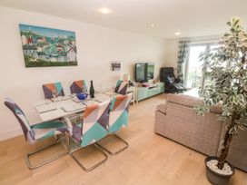 A dining area with a table and chairs at Ocean Seven in Newquay