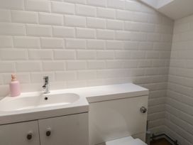 A bathroom with a sink and toilet at Beudy'r Wennol in Groeslon