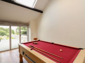 A game room with a pool table at Beudy'r Wennol in Groeslon