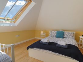 A bedroom with a bed and bedside tables at Pottery Barn in Branscombe