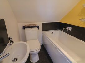 A bathroom with a toilet, sink, and bathtub at Pottery Barn in Branscombe