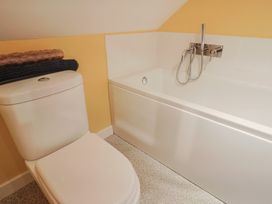A bathroom with a toilet and a bathtub at Pottery Barn in Branscombe