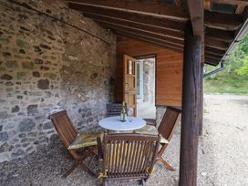A table and chairs in an outdoor area at Pottery Barn in Branscombe
