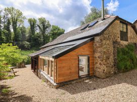 A cottage exterior with a garden at Pottery Barn in Branscombe