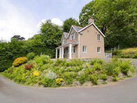 A house with garden and driveway at Coedfryn in Betws-y-Coed