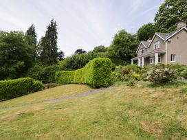 A house with hedges and trees in the garden at Coedfryn in Betws-y-Coed