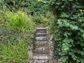 Steps surrounded by plants and bushes at Little Gate Cottage North Bovey