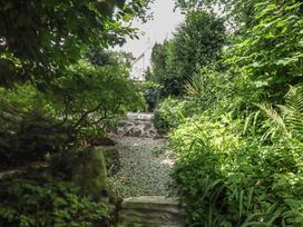 A garden path with plants and gravel at Little Gate Cottage, North Bovey