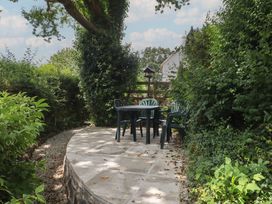 A garden with a table and chairs at Little Gate Cottage in North Bovey