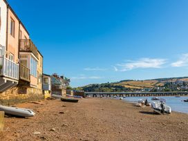 A beach with houses and boats at The Dolphins in Shaldon