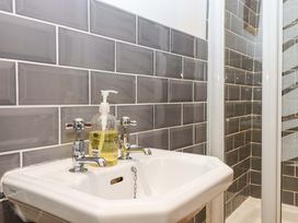 A sink with soap dispenser and shower in East Bickleigh Halwell