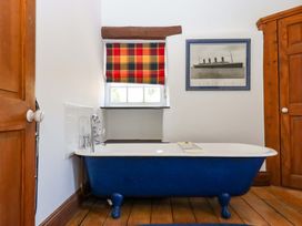 A bathroom featuring a bathtub and a decorative picture at East Bickleigh Halwell