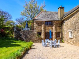 An outdoor seating area with a table and chairs at East Bickleigh in Halwell