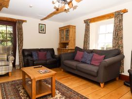A living room with two sofas and a coffee table at Oak Tree in Halwell
