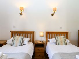 A bedroom with twin beds and lamps at Oak Tree in Halwell