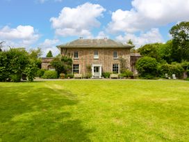 A house with a garden and benches at Parnacott in Holsworthy