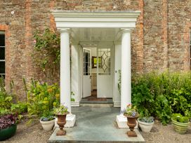An entrance with plants at Parnacott in Holsworthy