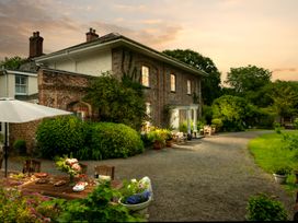 A house with garden furniture and plants at Parnacott in Holsworthy