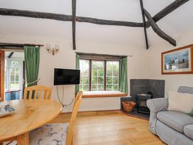 A living room with a table and chairs at Tumrose Cottage in Blisland