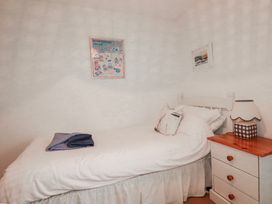 A bedroom with a single bed and lamp at Kingfisher Cottage, Edmonton, near Wadebridge