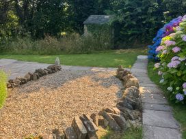 A garden with gravel and stone border at Kingbarth in Lerryn