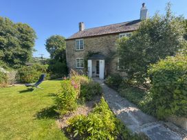 A house with a garden and pathway at Kingbarth in Lerryn