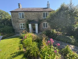 A house with flowers in the garden at Kingbarth in Lerryn