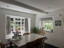 A dining room with a table and chairs at Kingbarth in Lerryn