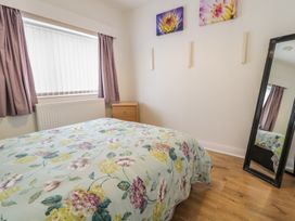 Beside The Sea - Ar Lan y Mor - North Wales - 976858 - thumbnail photo 11
