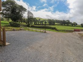 An outdoor area with gravel and a gate at Coetsiws in Clynnog Fawr